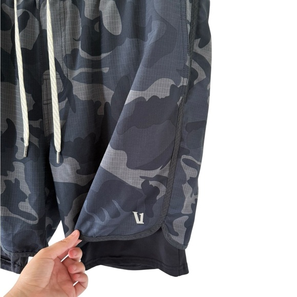 Vuori Mens Stockton Layered Compression Performance Shorts in Blue Grey Camo - Picture 3 of 7